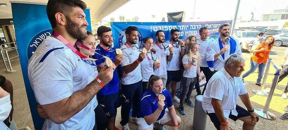 Israels mixade judolag visar upp sina bronsmedaljer. Foto: אברהמסון